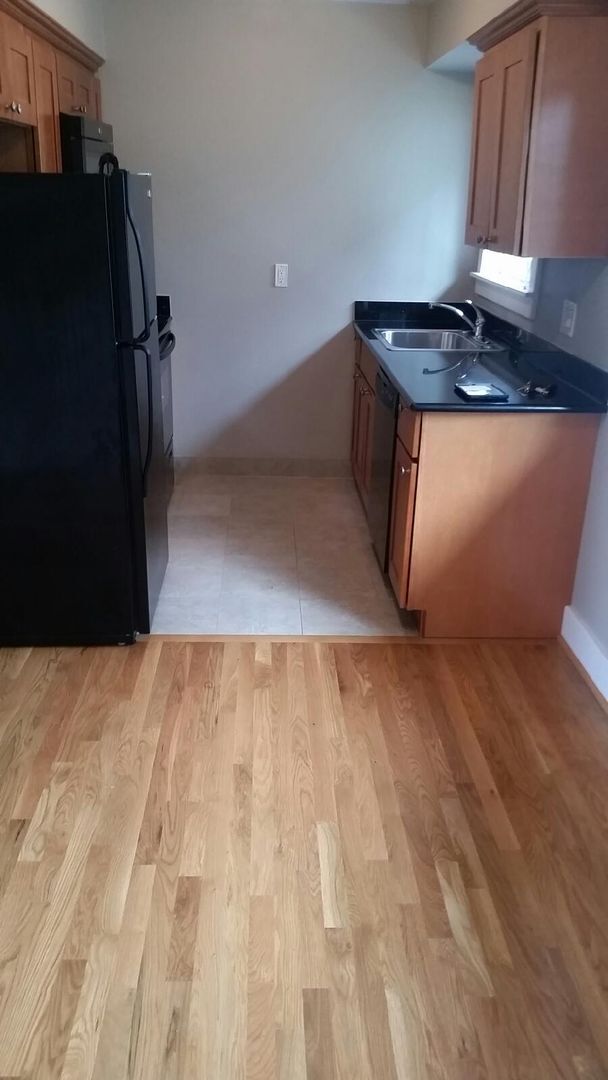 Building Photo - Lower 1 bed, off street parking, hardwoods...