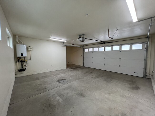 Building Photo - Modern 3BD/2.5BA in La Jolla! Private Doub...