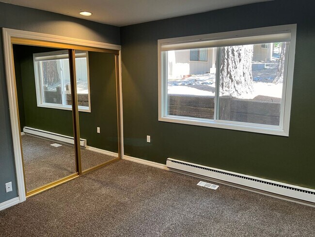 Building Photo - Available Now! 4 bedroom, 2.5 bath unit