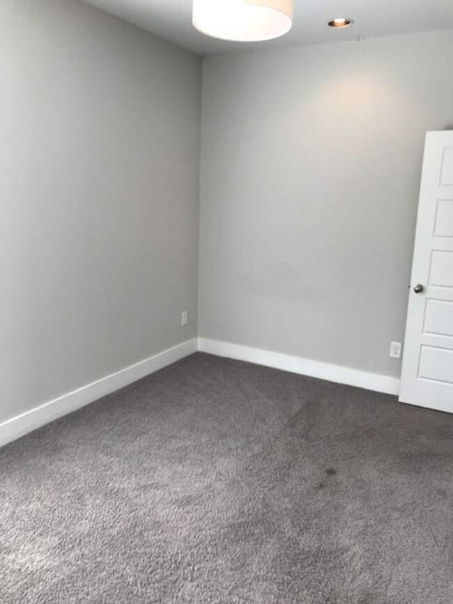 Building Photo - 1104A W Grove Ave