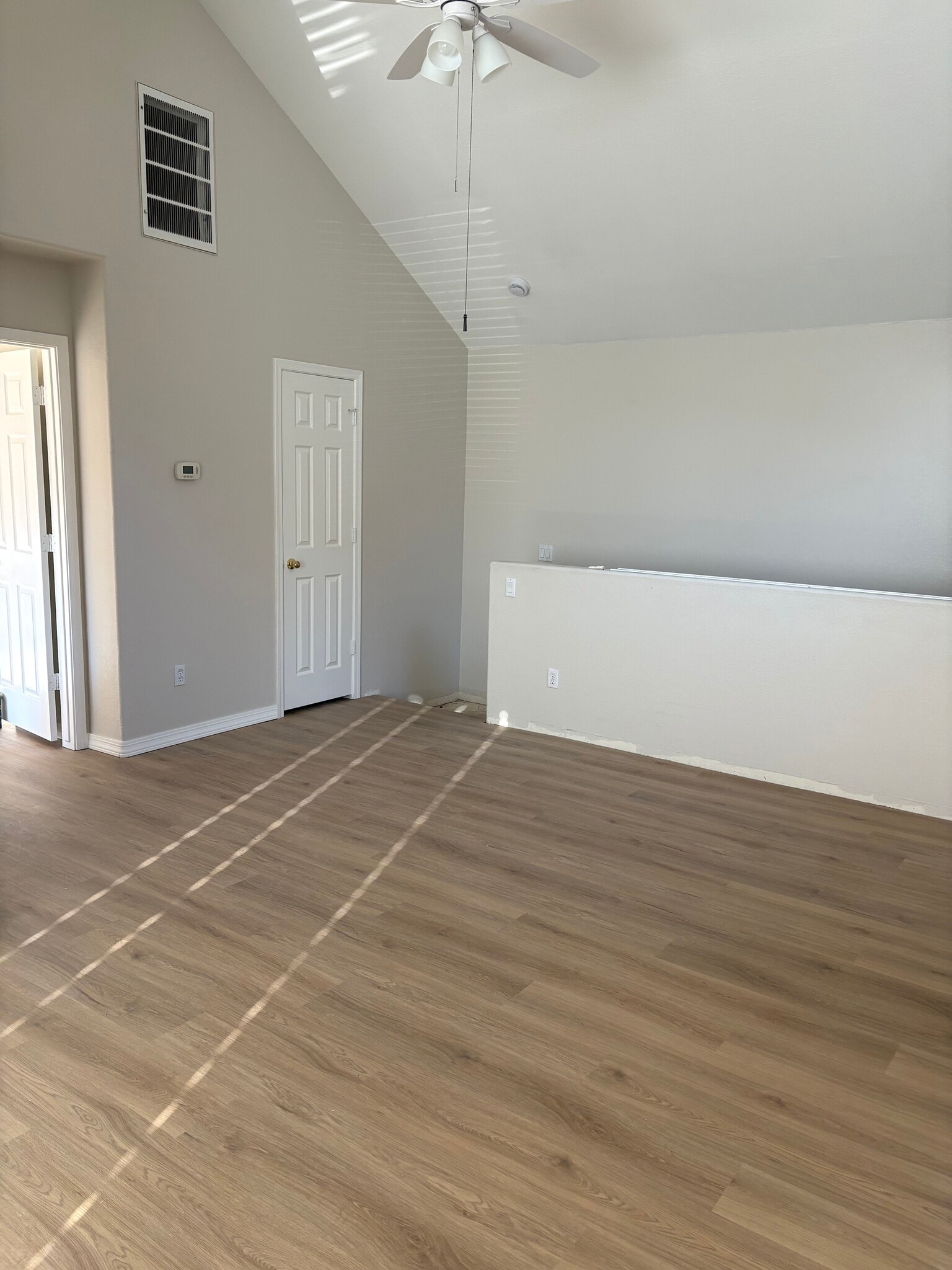 Building Photo - 1633 E Lakeside Dr