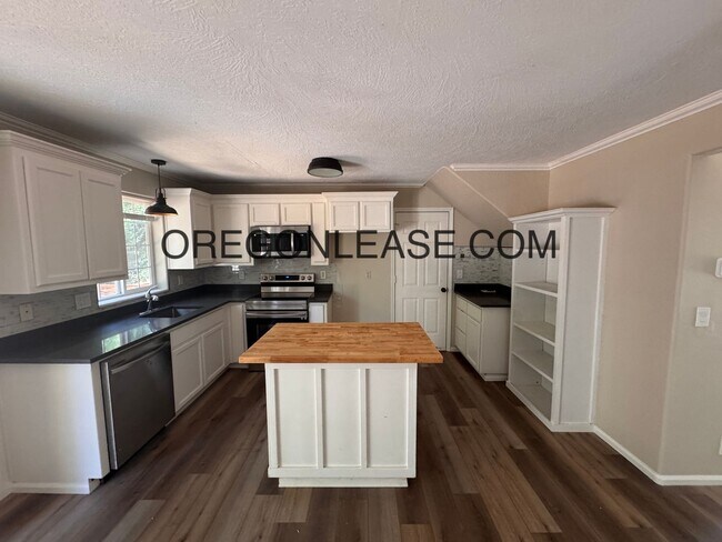 Building Photo - 3 bedroom 2 bath Cottage grove townhome