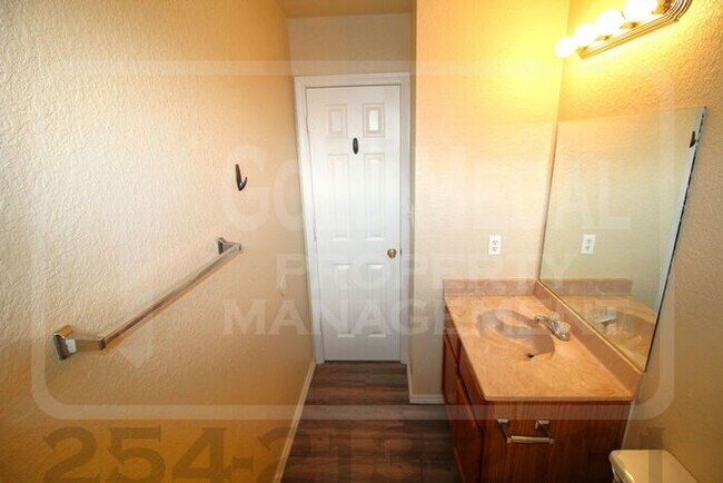 Building Photo - Cozy 3-bed, 2-bath fourplex now available for rent! - Don't miss out!