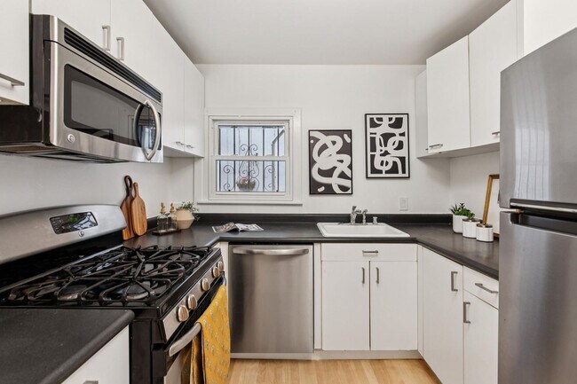 Building Photo - Pacific Heights: Updated Condo w/ Enchanti...