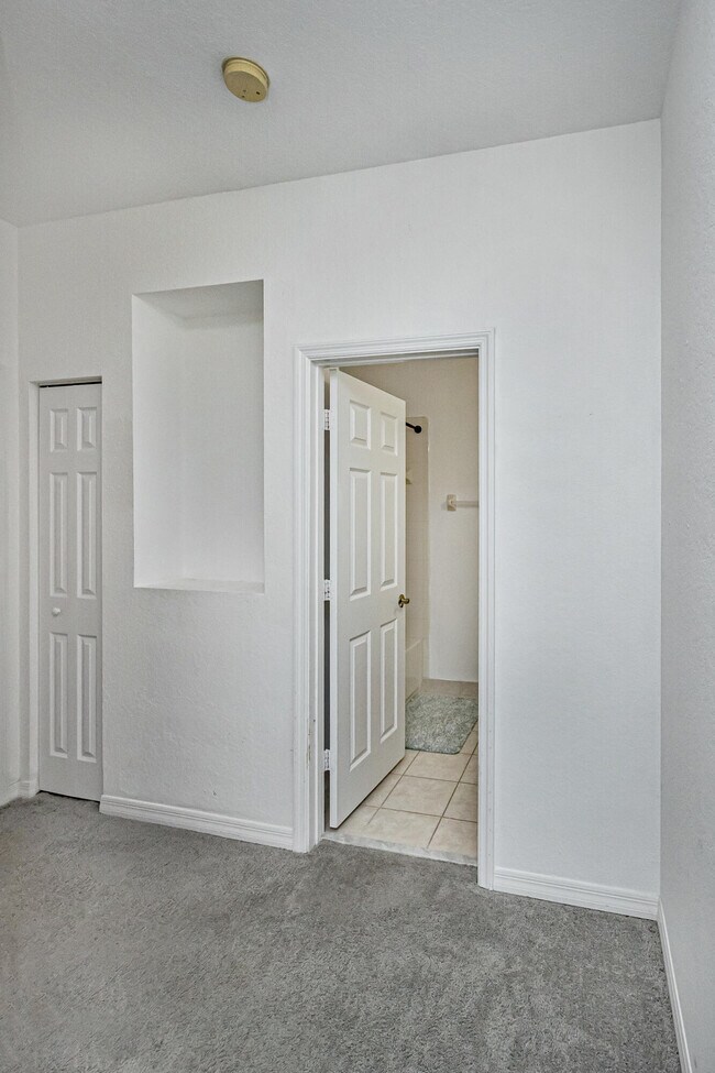 Building Photo - 3021 Grandiflora Dr