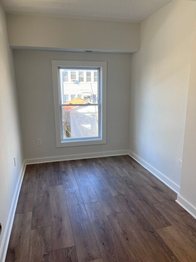 Building Photo - 4724 3rd Pl NW