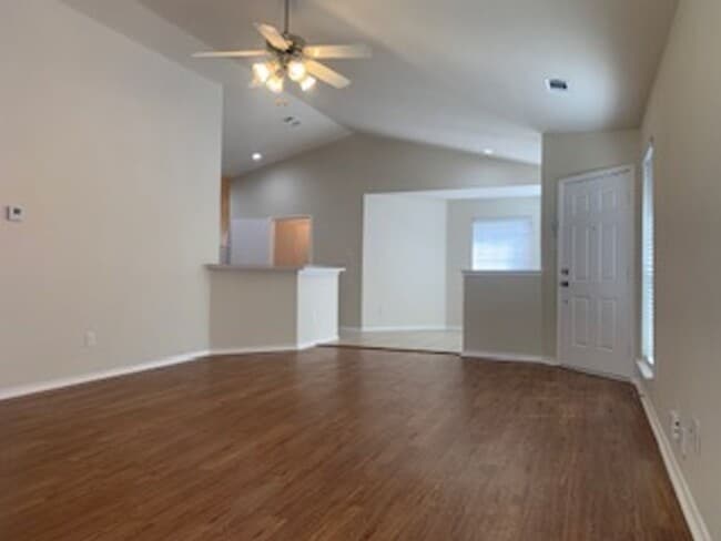 Building Photo - 3/2/2 Starter HOME!