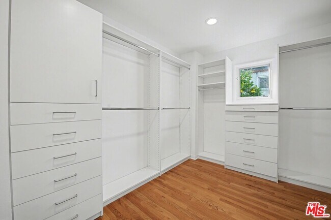 Building Photo - 10543 Almayo Ave