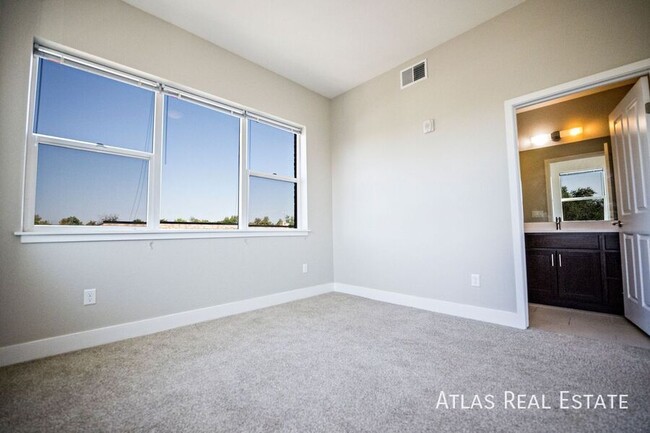 Building Photo - Beautiful 2 Bed 2 Bath Corner Apartment on...