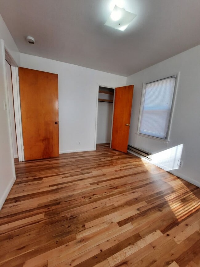 Building Photo - 2 BED | 1 BATH | DUPLEX | WEST
