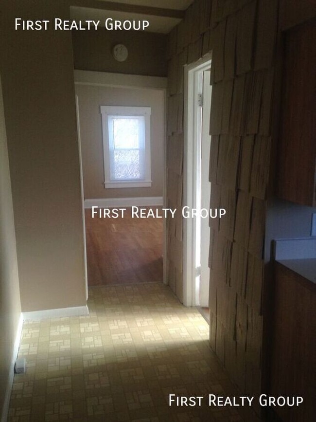 Building Photo - 1 Bedroom, 1 Bath Upstairs Apartment, Fran...