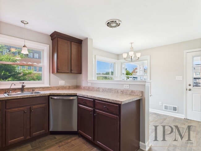Building Photo - Available Now - 2 Bedroom located in Centr...