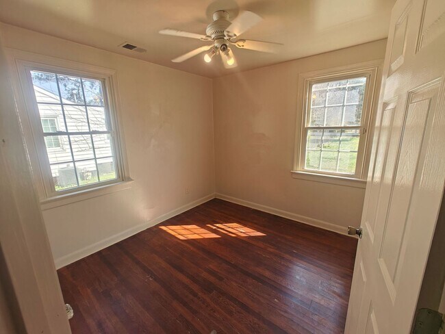 Building Photo - 2 bedroom home