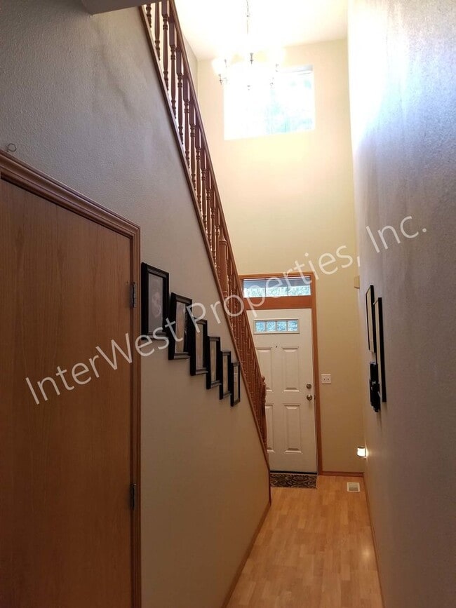 Building Photo - Large 3 Bed 2.5Ba Vancouver Beauty W/ Gas Fireplace, Dog Run, Fenced Yard & So Much More!