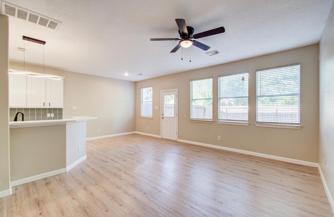 Building Photo - 17230 Oakwood Chase Dr