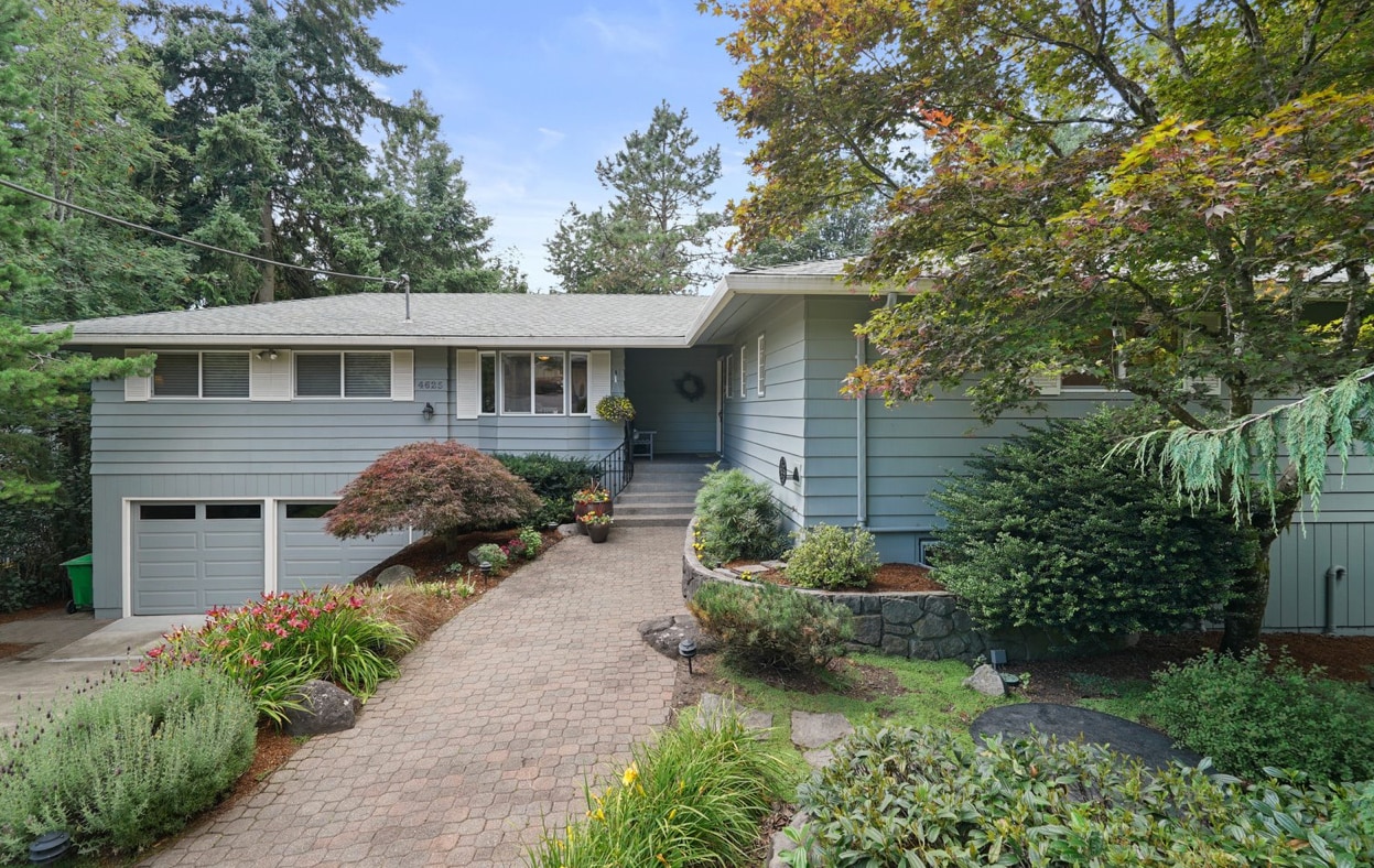 Front Walkway - 4625 SW 42nd Pl