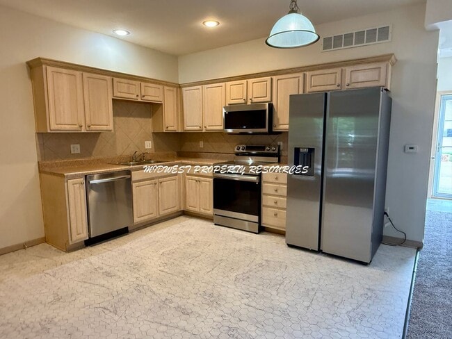 Building Photo - Highly Desired 3 Bd End Unit For Lease
