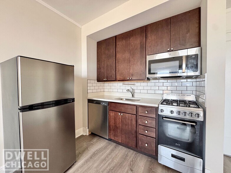 Building Photo - 3333 W Diversey Ave