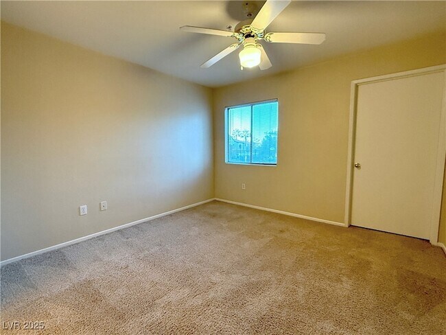 Building Photo - 950 Seven Hills Dr