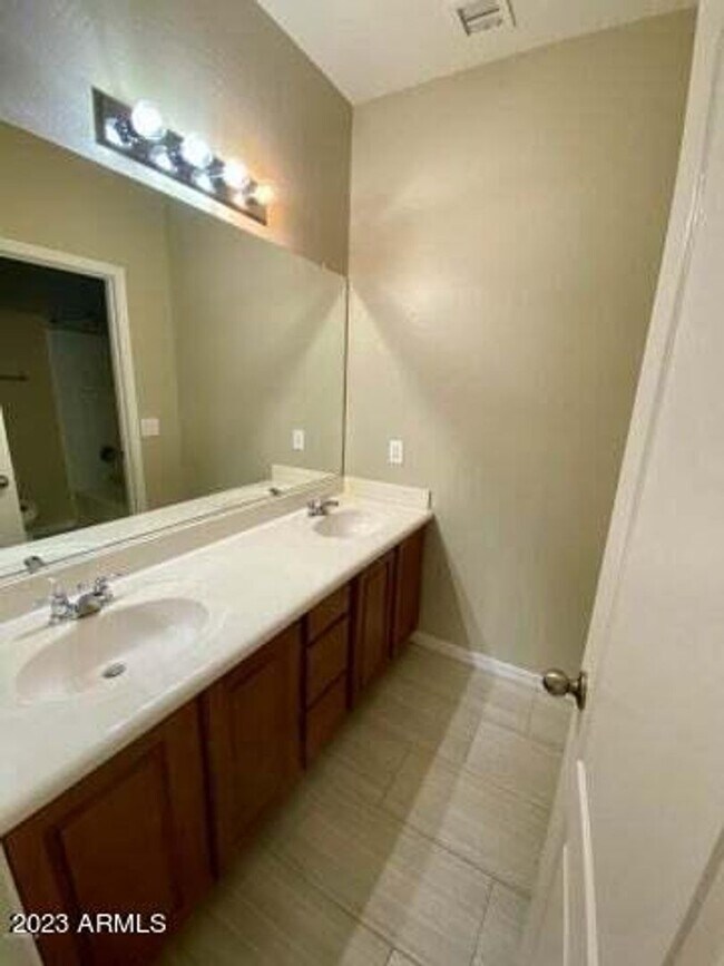 Building Photo - Single Level 4 bedroom, 2 bath home available in Skyline Ranch