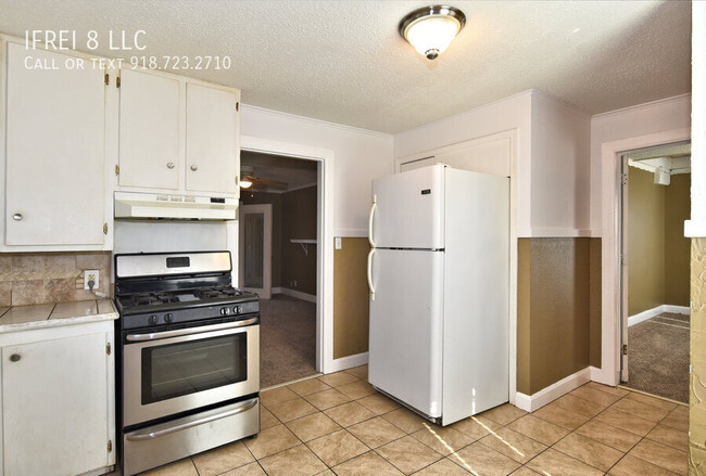 Building Photo - 3 bed one bath upstairs unit in two level ...