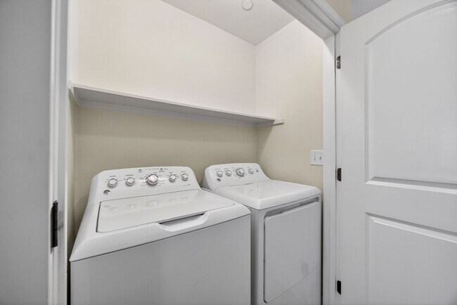 Building Photo - Spacious 2 Bedroom, 2 bath 2nd Floor Apartment