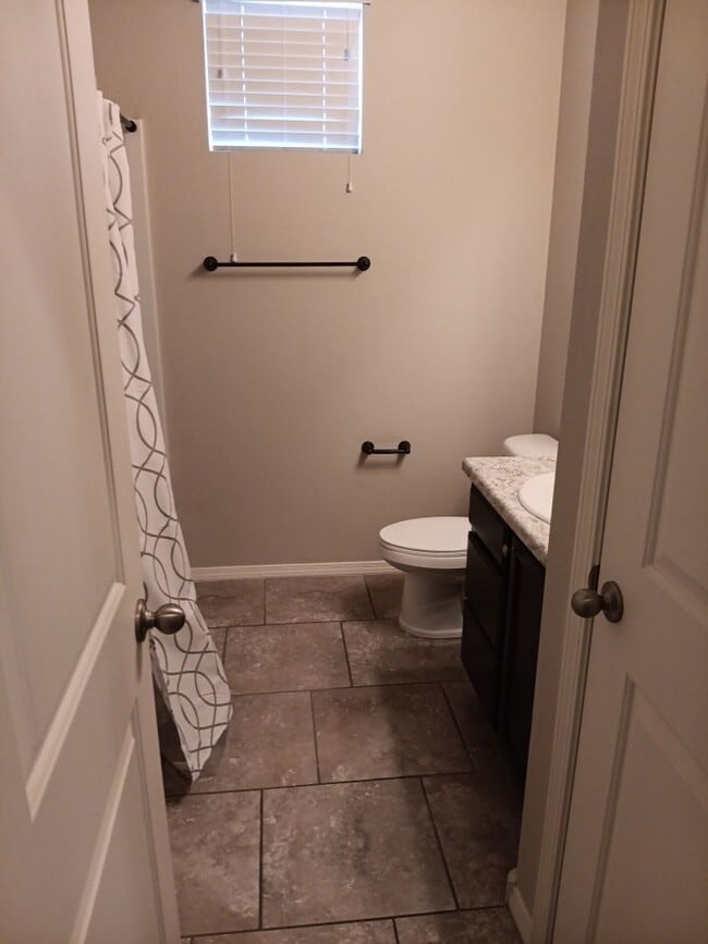 Building Photo - Beautiful 3 Bedroom 2 Bathroom home! Showi...