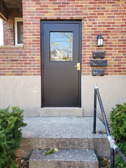 Building Photo - 2363 Ravine St