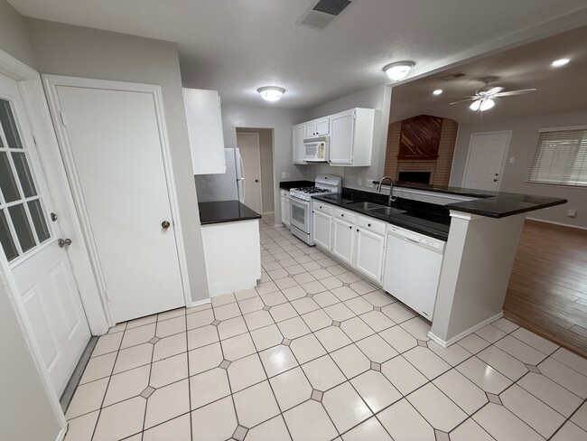 Building Photo - 13414 Wells River Dr