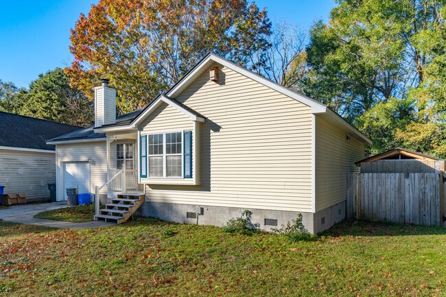 Building Photo - Move In Ready James Island Home off Fort J...