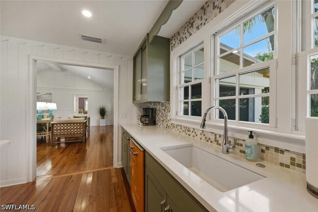 Building Photo - 92 10th Ave S