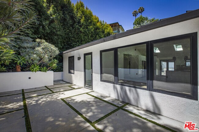 Building Photo - 2425 Rinconia Dr