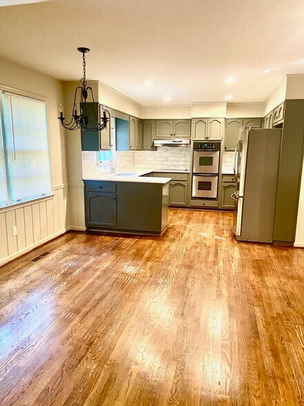 Building Photo - 3414 N River Rd