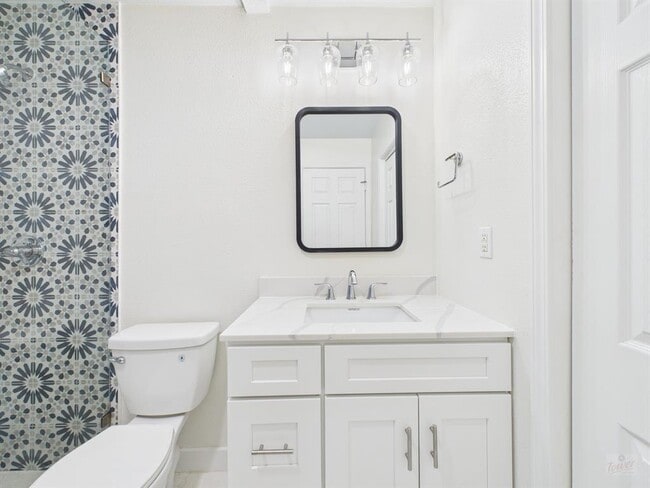 Building Photo - 304 E 33rd St