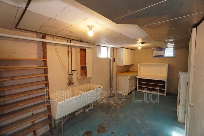 Building Photo - 5998 S Hill St