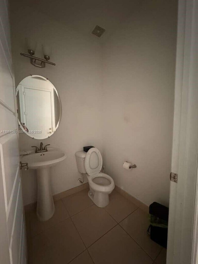 Building Photo - 772 NE 191st Terrace