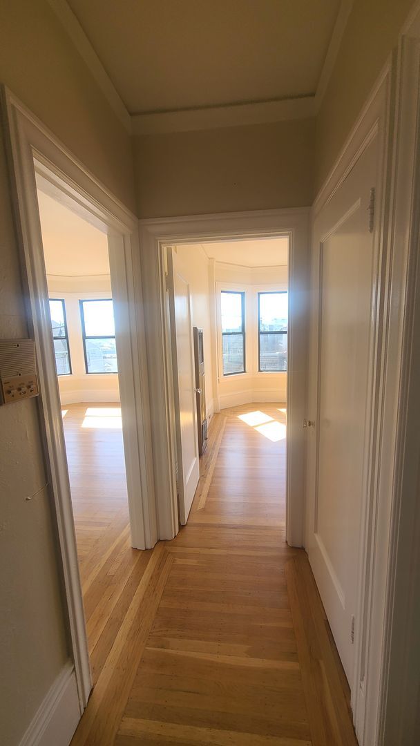 Building Photo - Full of Natural Light & Character Apt in N...