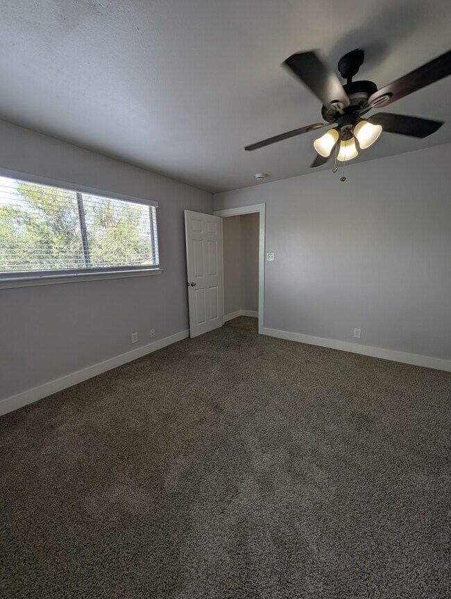 Building Photo - 515 E Elm St