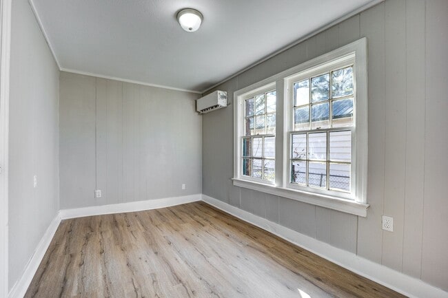 Building Photo - Freshly Updated House