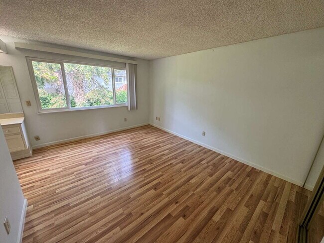 Building Photo - Large 4 Bedroom / 3 Bathroom, Split-level ...