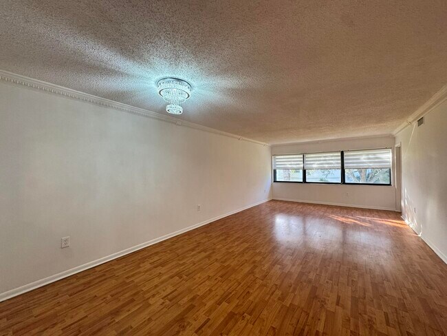 Building Photo - 2018 SW 29th Ct