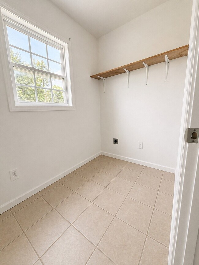 Building Photo - 211 Memory Ln