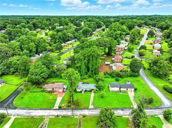 Building Photo - 2493 Miriam Ln