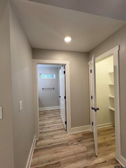 Building Photo - 305 Post Oak Dr