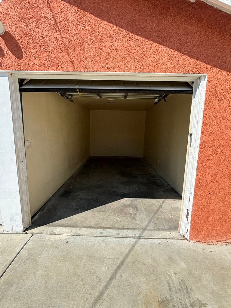 Building Photo - 327 E 106th St