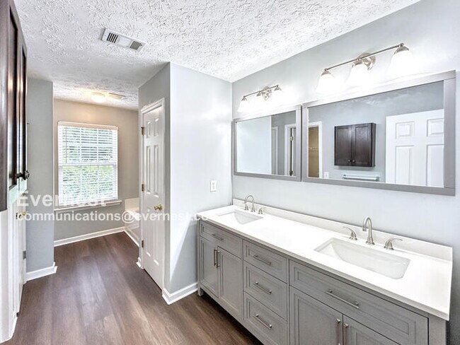 Building Photo - 520 Kensigton Park Dr