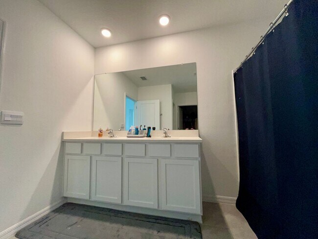 Building Photo - Beautiful New Build!