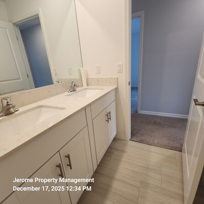 Building Photo - 2546 Leonia Ln