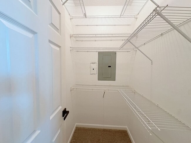 Building Photo - Welcome to this charming 2-bedroom, 2-bath...