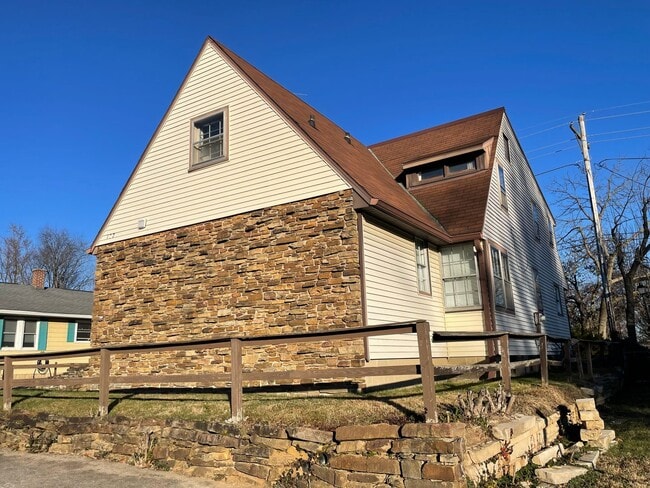 Building Photo - Clark Triplex